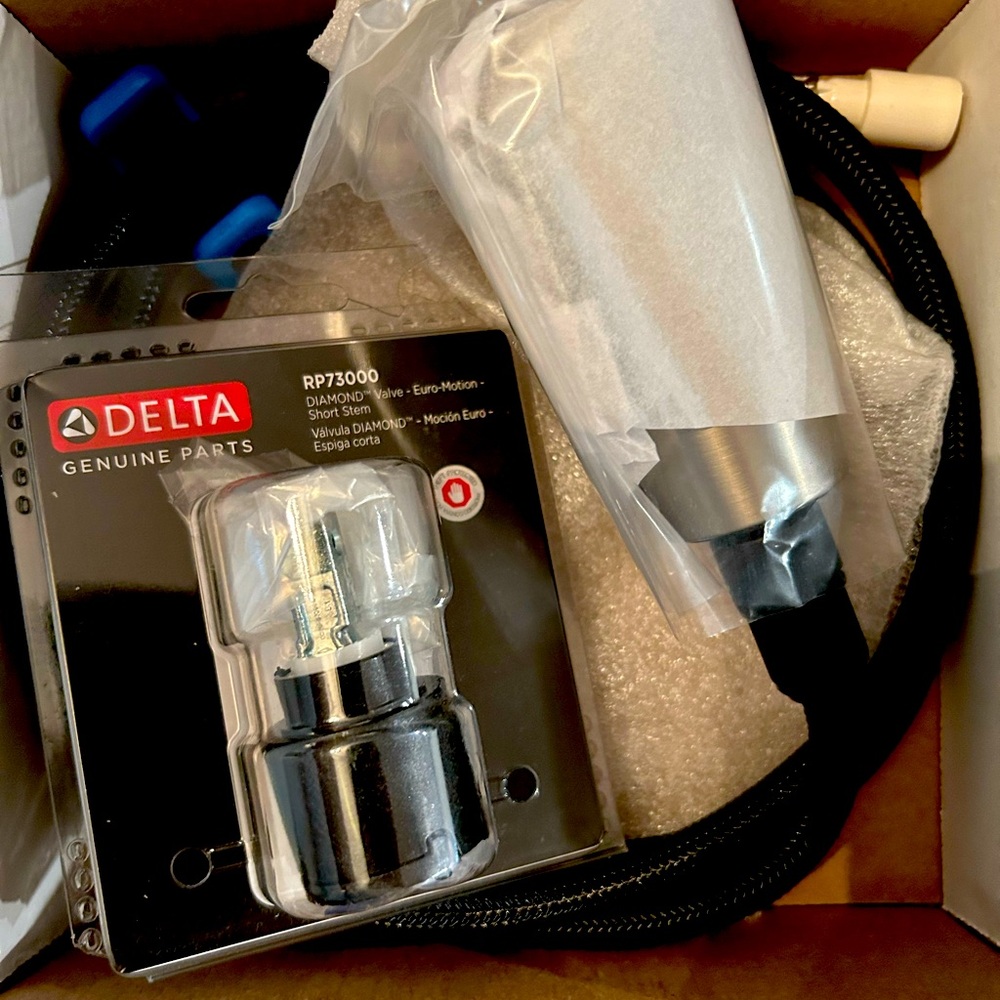 Delta faucet Wand Assembly and Valve, Euro, Short Stem w/ Screw Brand new in box